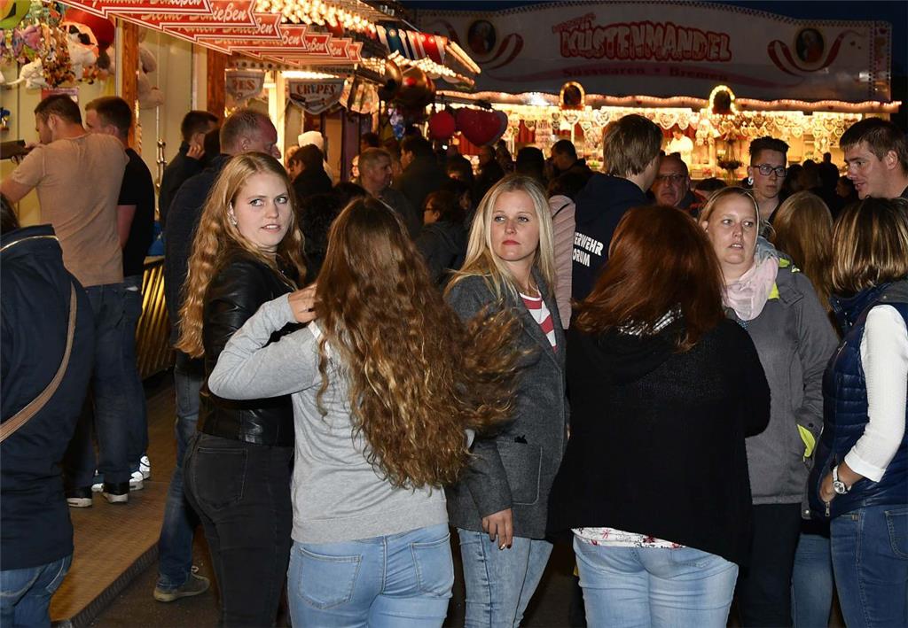 Kurz vor dem Feuerwerk war vor dem Festzelt kein Stehplatz mehr frei.