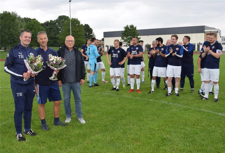 FC Nordenham schenkt scheidenden Trainern 5:3-Sieg zum Abschluss Kurz vor dem Spiel wurden die Trainer (von links) Mario Heinecke und Torsten Willuhn von Jugendleiter Wilfried Röglin verabschiedet.