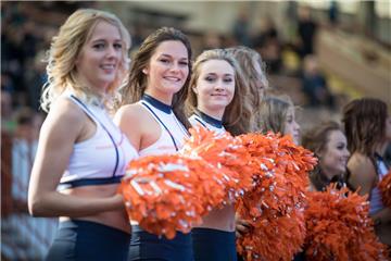 Kurz vor der Siegerehrung feuerten die Cheerleader und Trainer ihre Mannschaften nochmal kräftig an. Foto: Hartmann