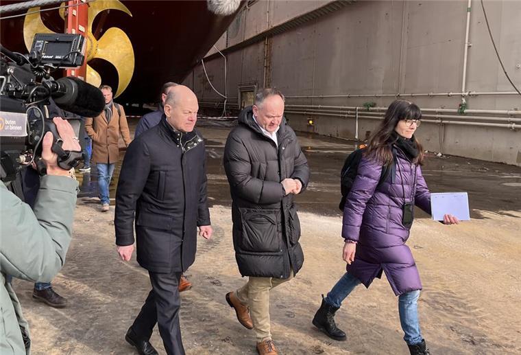 Kurz vor der Wahl kommt Kanzler Olaf Scholz (links) nach Bremerhaven, um unter anderem die Lloyd-Werft zu besuchen.