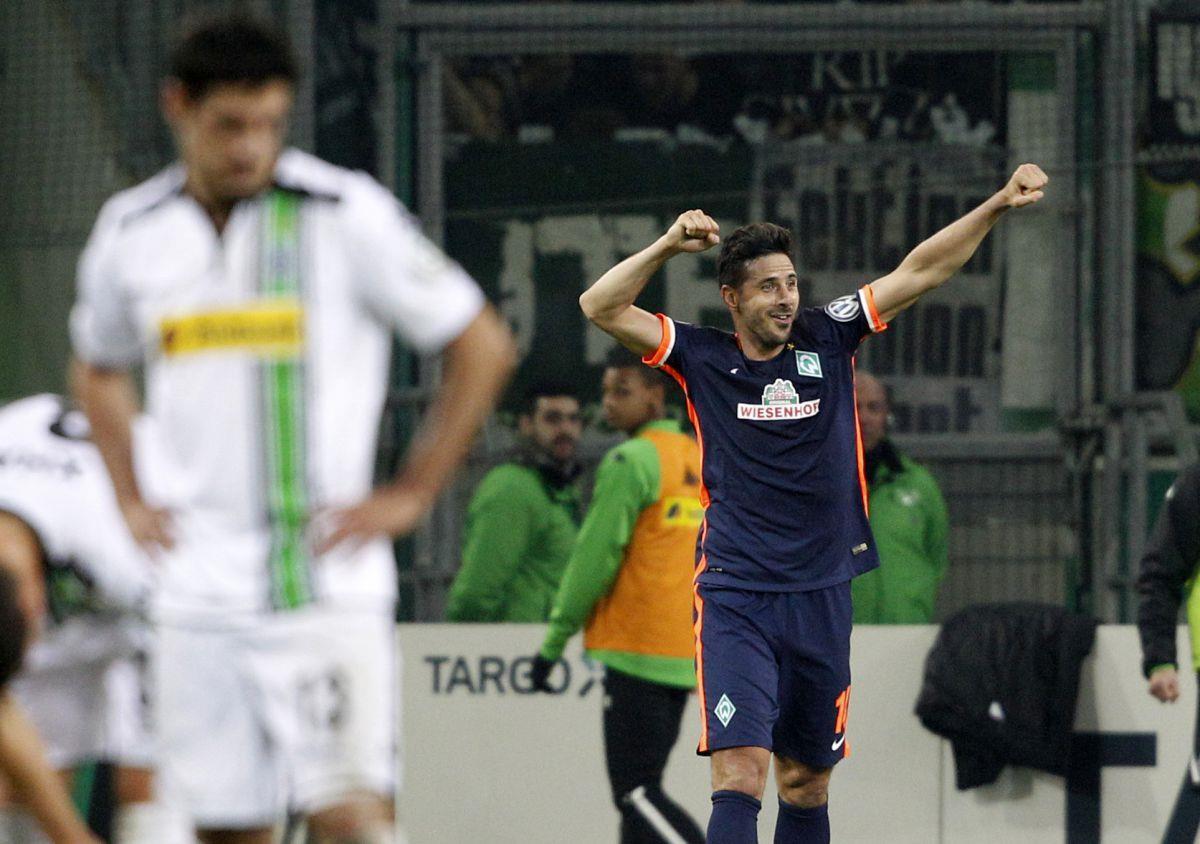 Werder peilt dritten Sieg gegen Gladbach an Kurz vor Weihnachten gewann Werder mit 4:3 im DFB-Pokal in Gladbach. Claudio Pizarro (rechts) zählte zu den Bremer Torschützen. Foto Weihrauch/dpa