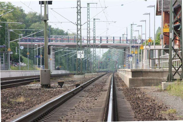 Stubbener Bahnhof: 1000 Meter Fußweg trennen die Bahnsteige Kurze Wege gewünscht: Nach dem Bau der Brücke für die Landesstraße 134 (im Hintergrund) kommen die Fahrgäste nur sehr schwer von Bahnsteig zu Bahnsteig. Foto Gehrke