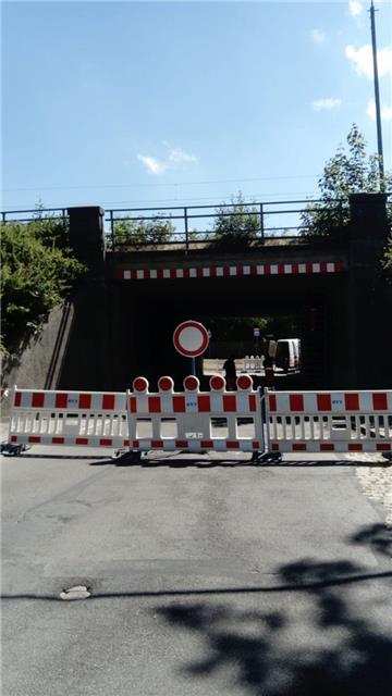 Kurzfristig war die Unterführung in Buschkämpen gesperrt: Arbeiter haben an der maroden Decke Stein herausgeschlagen.