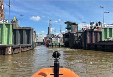 Kurzzeitig gesperrt: Die Schleuse im Neuen Hafen
