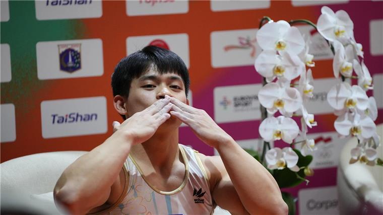 Kusshände vom Sprung-Weltmeister Carlos Edriel Yulo von den Philippinen.