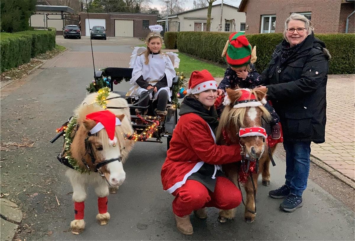 Spontane Aktion in Seefeld: Ponys schenken Freude Kutschpony Nemo und Rentierpony Willy zogen den Sulky. Weihnachtsmann Jule, Engel Rieke und Wichtel Ronja sowie Sylke Hemsing zogen in Seefeld durch die Siedlung und verteilten Süßigkeiten.