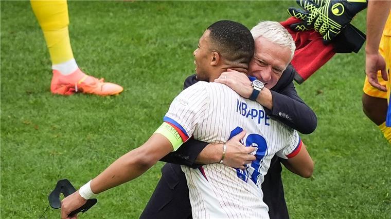 Späte Erlösung mit Eigentor: Frankreichs Minimalisten weiter Kylian Mbappé riss sich nach dem Spiel die Maske vom Gesicht und jubelte mir Trainer Didier Deschamps.