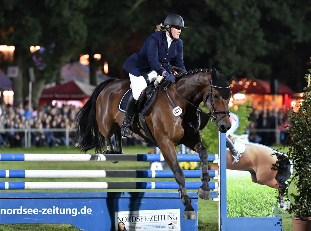 L-Springen unter Flutlicht mit Ramona Schnelle und Sir Ludwig B. Foto: Scheschonka