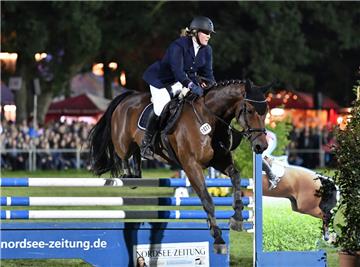 L-Springen unter Flutlicht mit Ramona Schnelle und Sir Ludwig B. Foto: Scheschonka