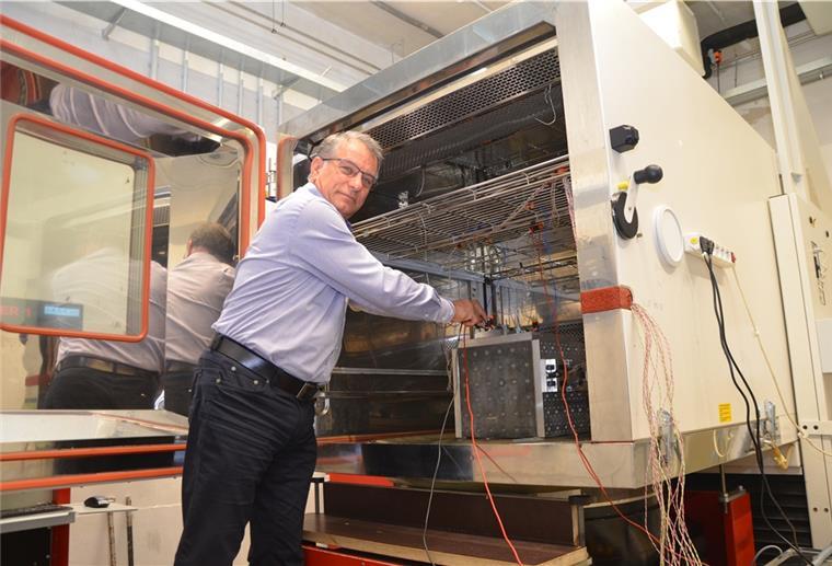 Stotel: Prüflabor plant Testzentrum für Batterien Labco-Firmenchef Costakis Constantinou an einer Klimakammer, in der Teile geprüft werden.