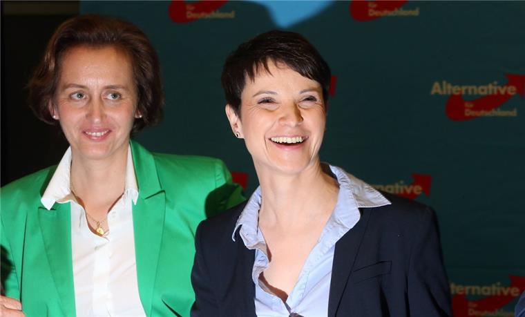Lachend zeigten sich am Sonntag die Vorsitzende der AfD, Frauke Petry (rechts), und ihre Stellvertreterin Beatrix von Storch auf der Wahlparty ihrer Partei in Berlin. 
