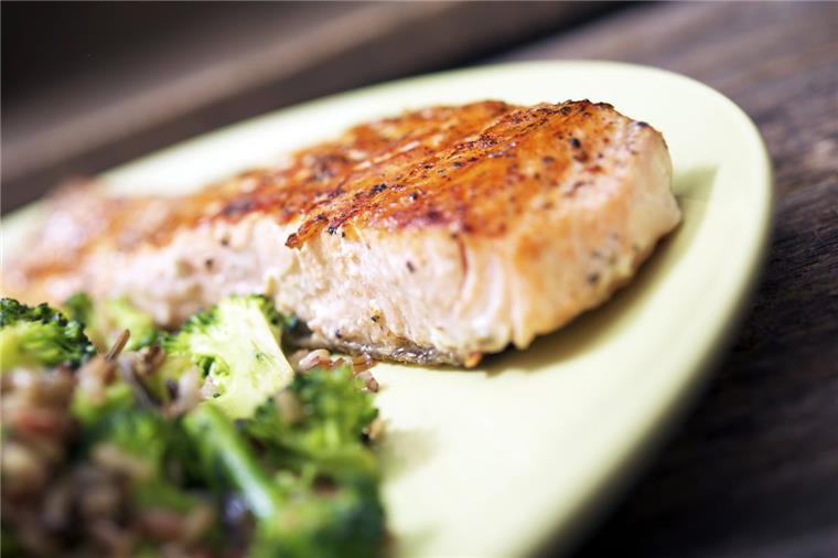 Abwechslung auf dem Grill: Unser Rezepttipp - Lachs mit Chili und Brokkoli Lachs auf dem Grill - ein Genuss.