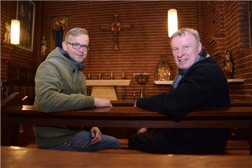 Laden für Donnerstag, 28. November, 18 Uhr, zu einer heiligen Messe in die Einswarder Herz-Jesu-Kirche ein: Diakon Christoph Richter (links) und Pfarrer Karl Jasbinschek. Nach dem Gottesdienst wird das Gebäude entweiht. 
