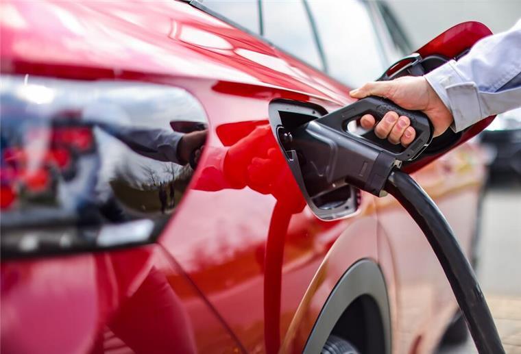 Ein E-Auto wird geladen.