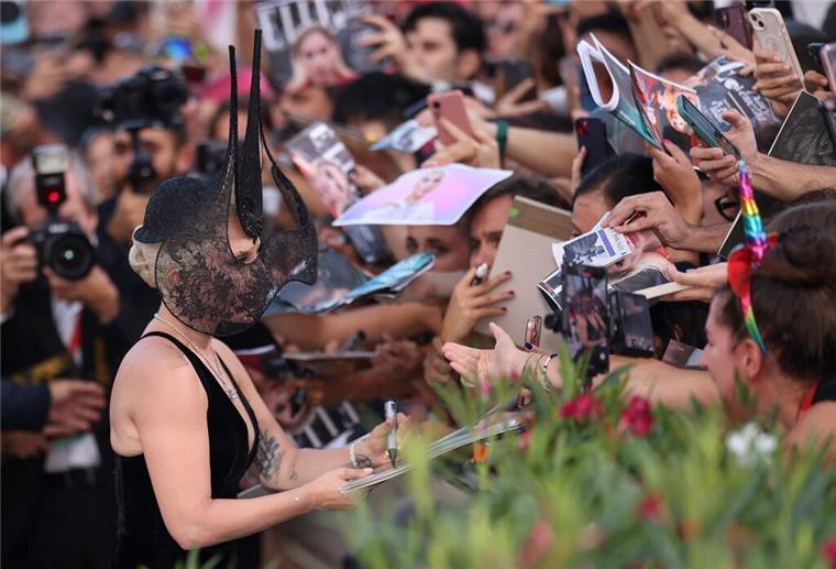 Lady Gaga mit Diamant am Ringfinger auf rotem Teppich Lady Gaga überraschte bei ihrer Ankunft mit einem extravaganten Kopfschmuck.