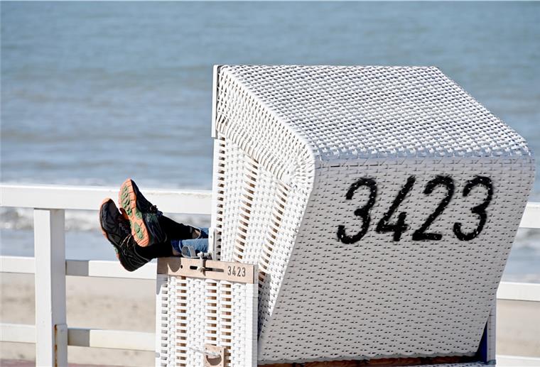 Schlaf-Strandkörbe werden immer beliebter Lässig baumeln die Füße aus einem Strandkorb heraus.
