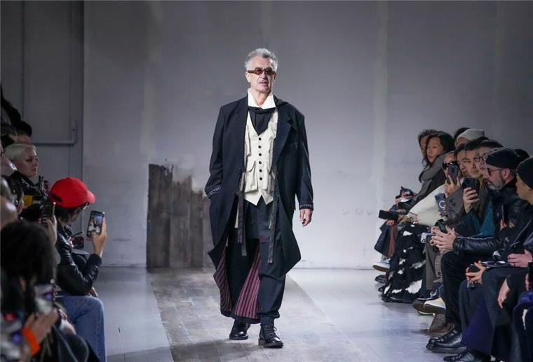 Wim Wenders als Model auf Pariser Laufsteg Lässige Eleganz: Wim Wenders auf dem Catwalk.