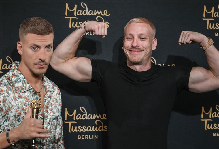 Lässt bei der Enthüllung seiner Wachsfigur die Muskeln spielen: Comedian Felix Lobrecht. 