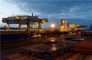 Lässt sich die Fracht vom Neustädter Hafen künftig zum geplanten Offshore-Terminal Bremerhaven umleiten? Es regt sich viel Widerstand gegen die Pläne der CDU-Bürgerschaftsfraktion.