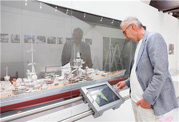 Läuft: Ausstellungsgestalter Peter Gössel testet eine Medienstation, die die Technik und die Geschichte des Kriegsschiffes Prinz Eugen beleuchtet.
