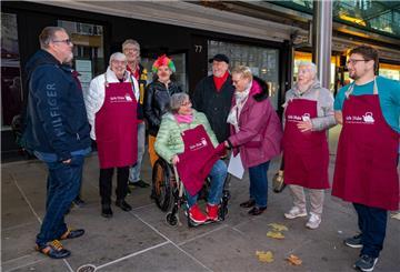 Mitglieder der evangelisch-methodistischen Gemeinde Bremerhaven eröffnen im Dezember in einem leeren Geschäft in der Fußgängerzone ihre "Gute Stube"