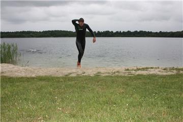 Land in Sicht: Die ersten Schwimmer erreichen das Ufer und steigen aufs Fahrrad ...