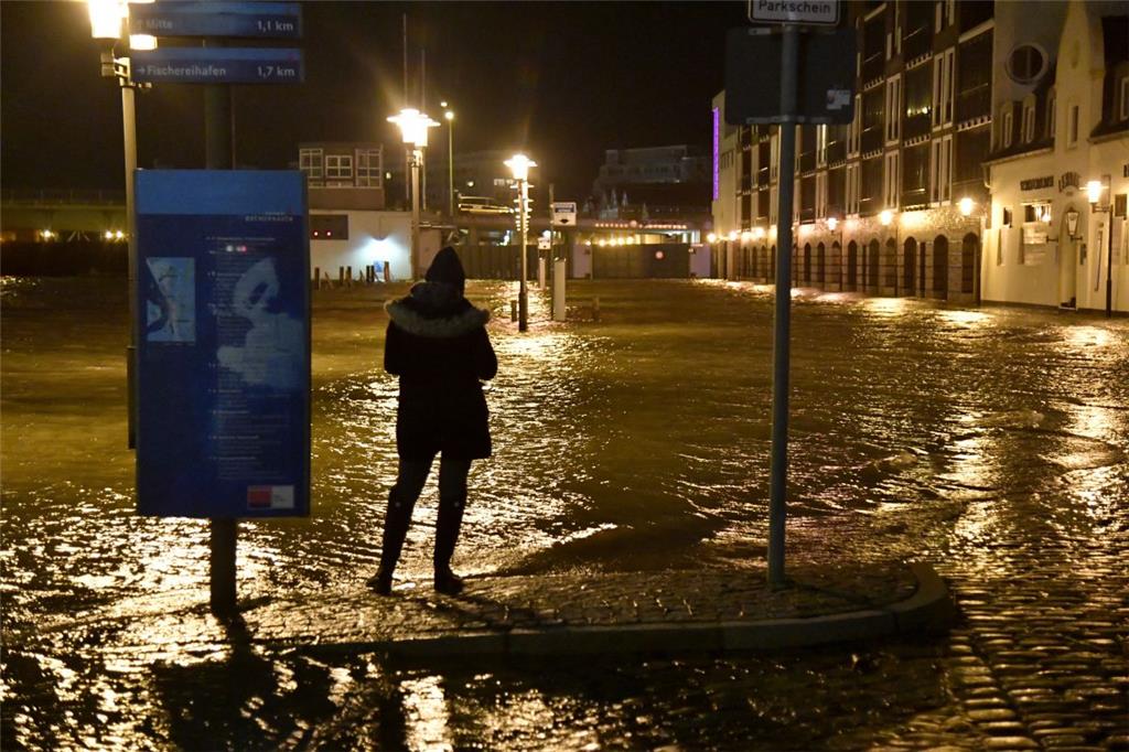 Land unter an der Geeste: Die Polizei hatte vorsorglich die Halter von dort abge...
