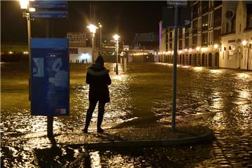 Land unter an der Geeste: Die Polizei hatte vorsorglich die Halter von dort abge...
