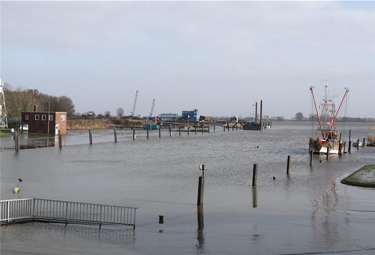 Sturmtief „Nadia“ rüttelt die Wesermarsch kräftig durch Land unter im Großensieler Hafen: Das Wasser überflutete am Sonntagmittag die Flächen.