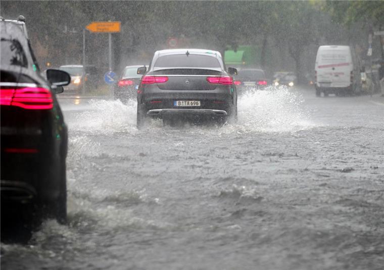 Land unter in Berlin: Durch den Starkregen hatte die Feuerwehr allein bis Mitternacht rund 1400 Einsätze. 