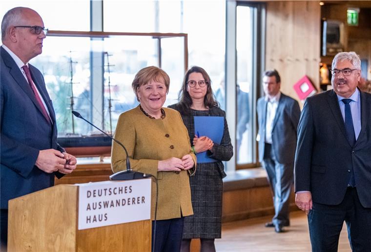 Abschiedstour in Bremerhaven: Angela Merkel will wieder kommen Landeschef Andreas Bovenschulte mit Kanzlerin Angela Merkel, Auswandererhaus-Direktorin Simone Blaschka und Bremerhavens Oberbürgermeister Melf Grantz.