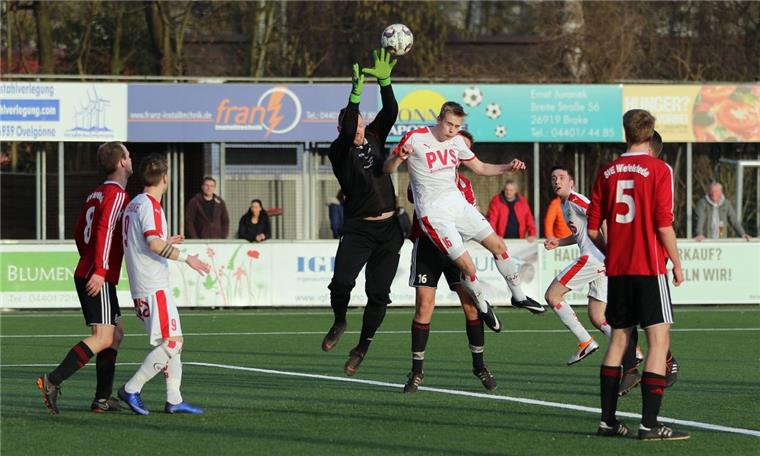 Landesliga-Aufsteiger SV Brake (weiße Trikots) hielt beim Tabellendritten TuS Blau-Weiß Lohne lange Zeit gut mit. Er geriet erst in der 72. Minute in Rückstand und verlor mit 0:3.
