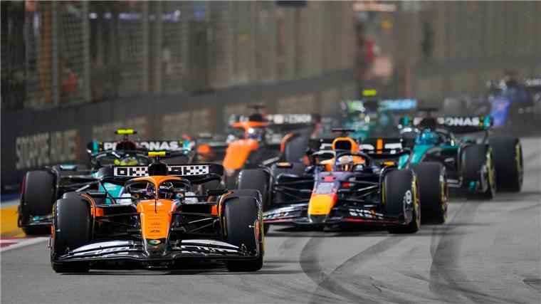 „Mega“: Norris lässt Verstappen in Singapur keine Chance Lando Norris erwischt endlich mal einen guten Start von der Pole.