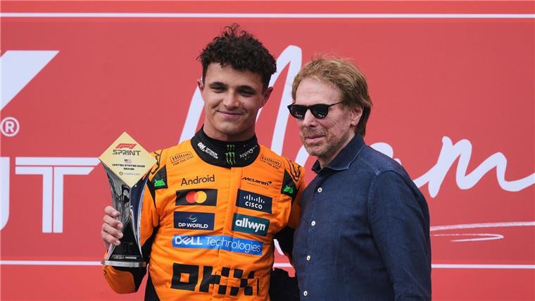 „F1“ als Hollywood-Drama: Mit Brad Pitt auf der Überholspur Lando Norris (l) findet im Formel-1-Film von Produzent Jerry Bruckheimer Parallelen zum Geschehen in der Rennserie.