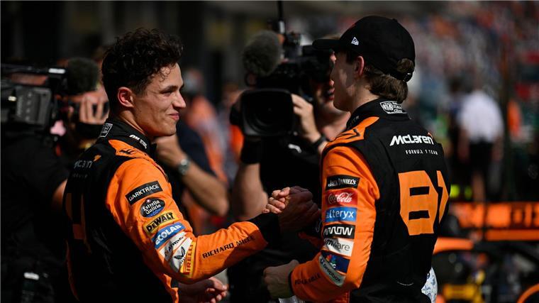Internationale Pressestimmen zum Großen Preis von Ungarn Lando Norris (l) gratuliert seinem Teamkollegen Oscar Piastri zum Sieg.