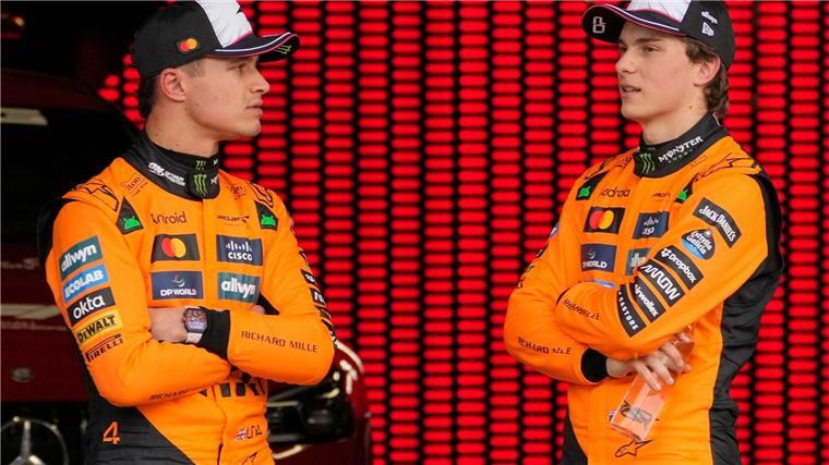 Verblüffender Verstappen beendet Pole-Durststrecke Lando Norris (l) und Oscar Piastri können Max Verstappen nicht kontern.