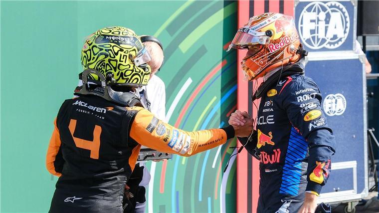 Internationale Pressestimmen zum Grand Prix der Niederlande Lando Norris (l) verweist Max Verstappen auf Platz zwei.