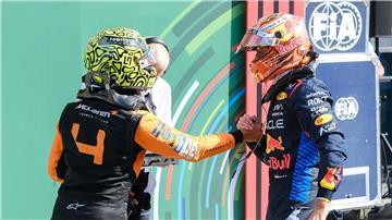 Lando Norris (l) verweist Max Verstappen auf Platz zwei.