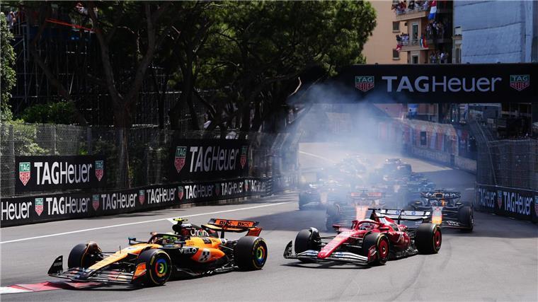 Lando Norris verteidigt in der ersten Kurve die Führung vor Charles Leclerc.