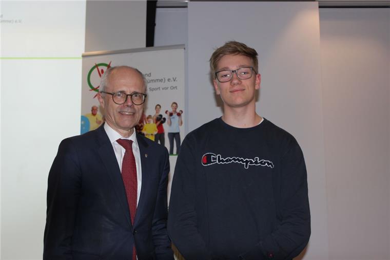 Levi Oetjen ist Jugendsportler des Jahres im Landkreis Rotenburg Landrat Hermann Luttmann (links) zeichnete den Sportschützen Levi Oetjen als Jugendsportler des Jahres aus.