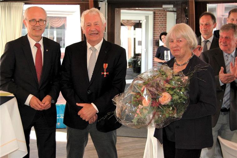 Heeslingen: Orden für langjährigen Bürgermeister Gerhard Holsten Landrat Hermann Luttmann (von links) freut sich mit Heeslingens Bügermeister Gerhard Holsten, Träger des Bundesverdienstkreuzes, und dessen Ehefrau Renate über die hohe Auszeichnung.