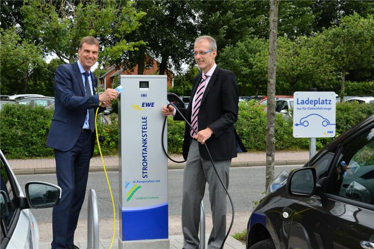 Neue Stromtankstelle am Cuxhavener Kreishaus Landrat Kai-Uwe Bielefeld (links) und Thomas Windgassen, Leiter Geschäftsregion Cuxhaven/Delmenhorst bei EWE, nahmen am Montag die neue Stromtankstelle am Kreishaus in Betrieb.