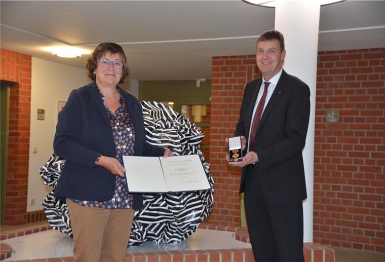 Lunestedterin bekommt Bundesverdienstkreuz Landrat Kai-Uwe Bielefeld übergab die Verdienstmedaille jetzt im Kreishaus an Sigrid Kellmer-Huth.