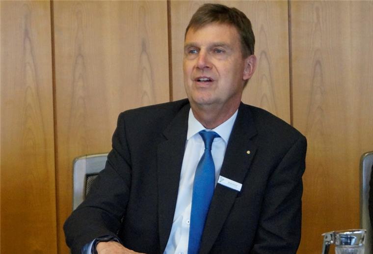 Angedrohte Maskenpflicht:
Landrat will am Montag eine Entscheidung fällen Landrat Kai-Uwe Bielefeld zeigte sich am Sonntagnachmittag zufrieden mit dem Verhalten von Cuxhavens Strandbesuchern.