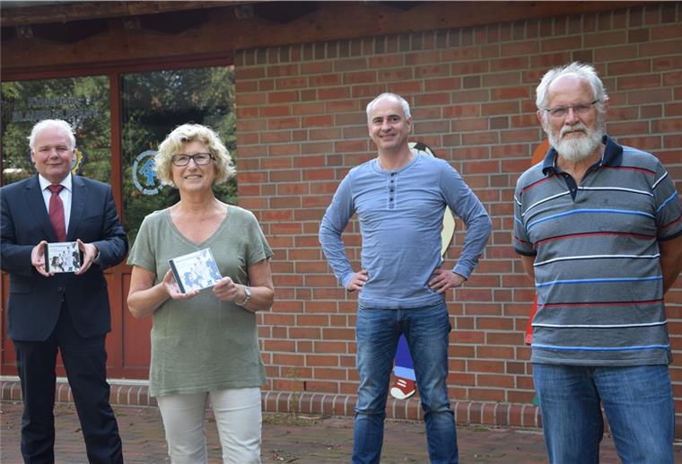 DVD statt Jahnhalle: Plattdeutsches Theater verfilmt Landrat Thomas Brückmann (von links), Anne Allmers, Vorsitzende des Kinderschutzbundes Nordenham, Autor und Schauspieler René Schack sowie der Plattdeutschbeauftragte des Landkreies Wesermarsch Hans Meinen freuen sich über die DVD "De lütte Zoogeschicht".