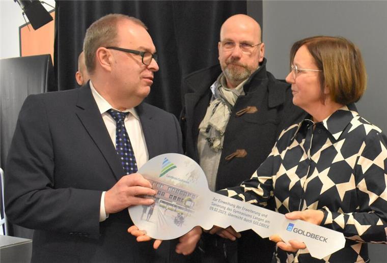 Langen: Das Gymnasium ist jetzt 3500 Quadratmeter größer Landrat Thorsten Krüger, Schulleiterin Isabelle Grüninger, Architekt Gunnar Ramsfjell