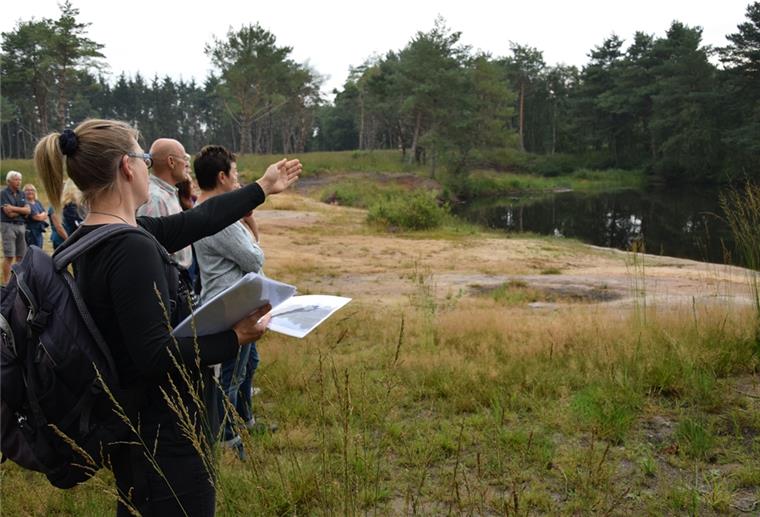 Projekt für mehr Artenvielfalt im Rhader Königsmoor Landschaftsökologin Sarina Pils (vorne links) erläutert interessierten Bürgern aus Rhade das Naturschutzprojekt am Baggersee im Königsmoor.