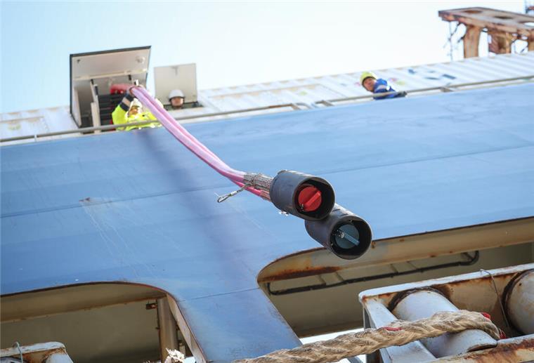 Die Landstromkabel eines Containerschiffs sind bei einem Pressetermin zum Start für die Landstromversorgung von Containerschiffen am Eurogate-Containerterminal zu sehen.