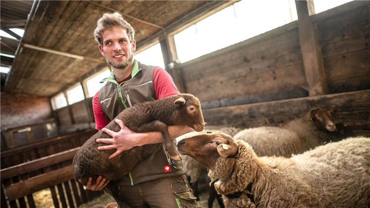 Blinder Landwirt lebt seinen Traum auf dem eigenen Hof Landwirt Axel Duensing kümmert sich um das Wohlergehen der Schafe auf dem Hof.