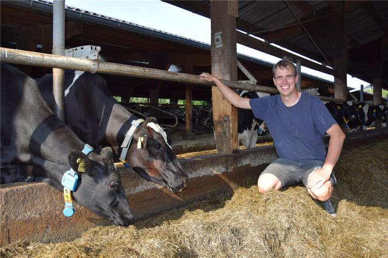 Wesermarsch: Ventilatoren sollen Kühe vor der großen Hitze schützen Landwirt Hendrik Lübben aus Nordenham in seinem Stall. Er tut einiges, um seine Kühe vor der Hitze zu schützen